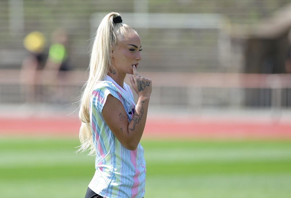 بعد سرقة منزلها.. اللاعبة الحسناء أليشا ليمان تتوجه للصوص بطلب غريب  (فيديو)