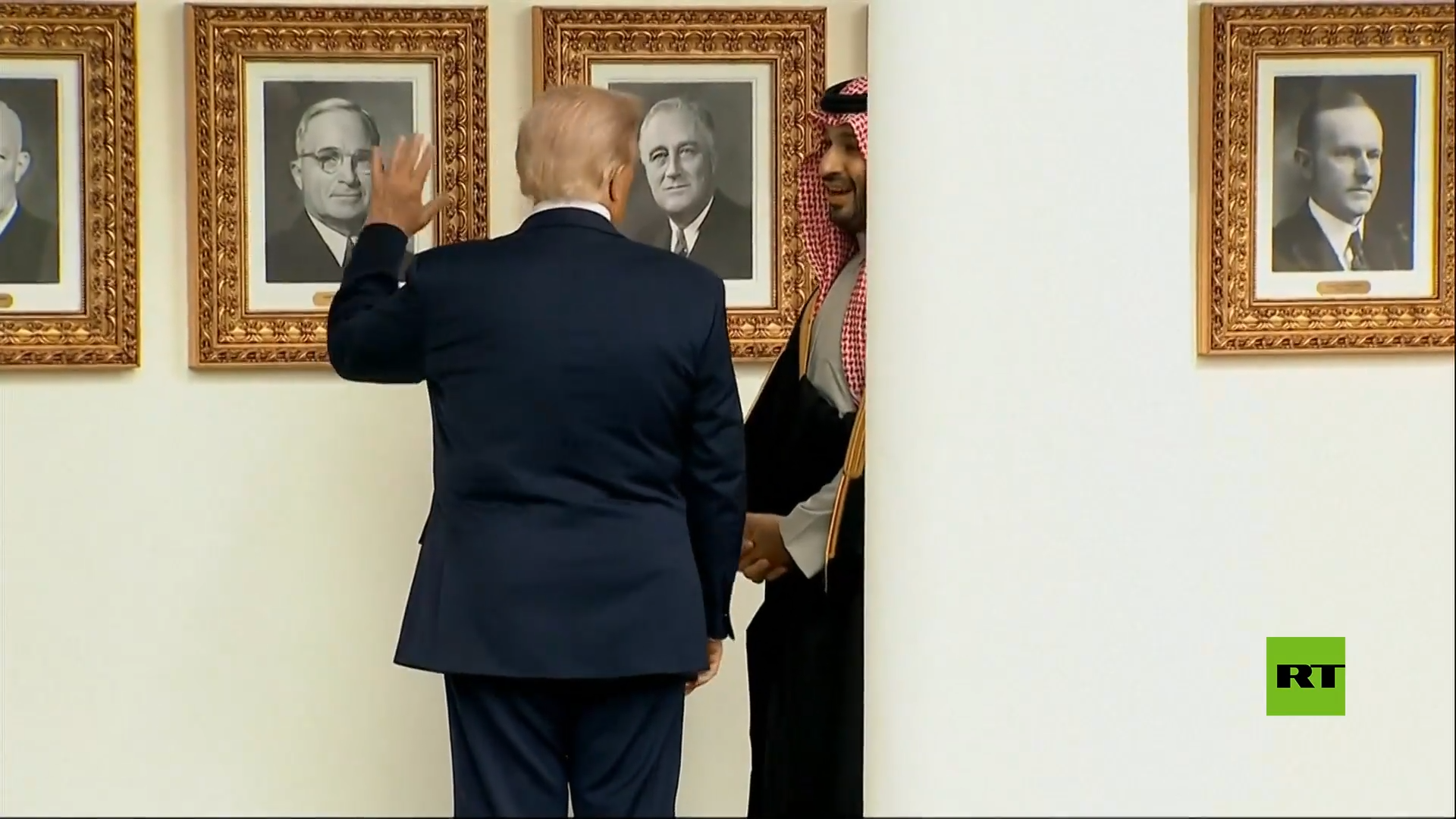 ترامب يصطحب ولي العهد السعودي شخصيا في جولة داخل البيت الأبيض