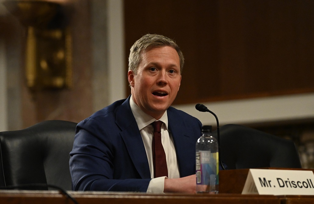 وسائل إعلام: وفد عسكري أمريكي برئاسة وزير الجيش يتوجه إلى كييف