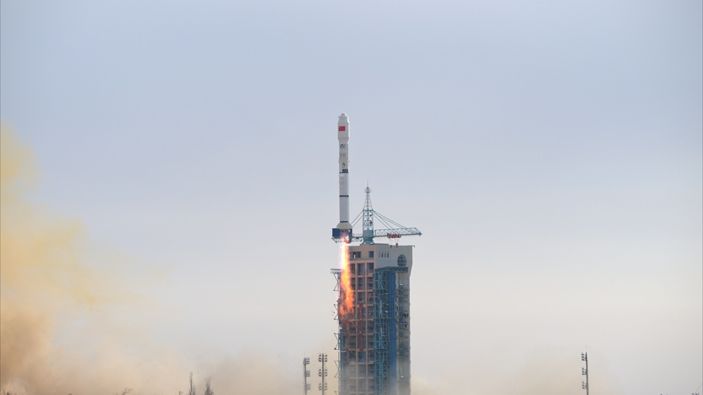 الصين تطلق 3 أقمار لدراسة الفضاء