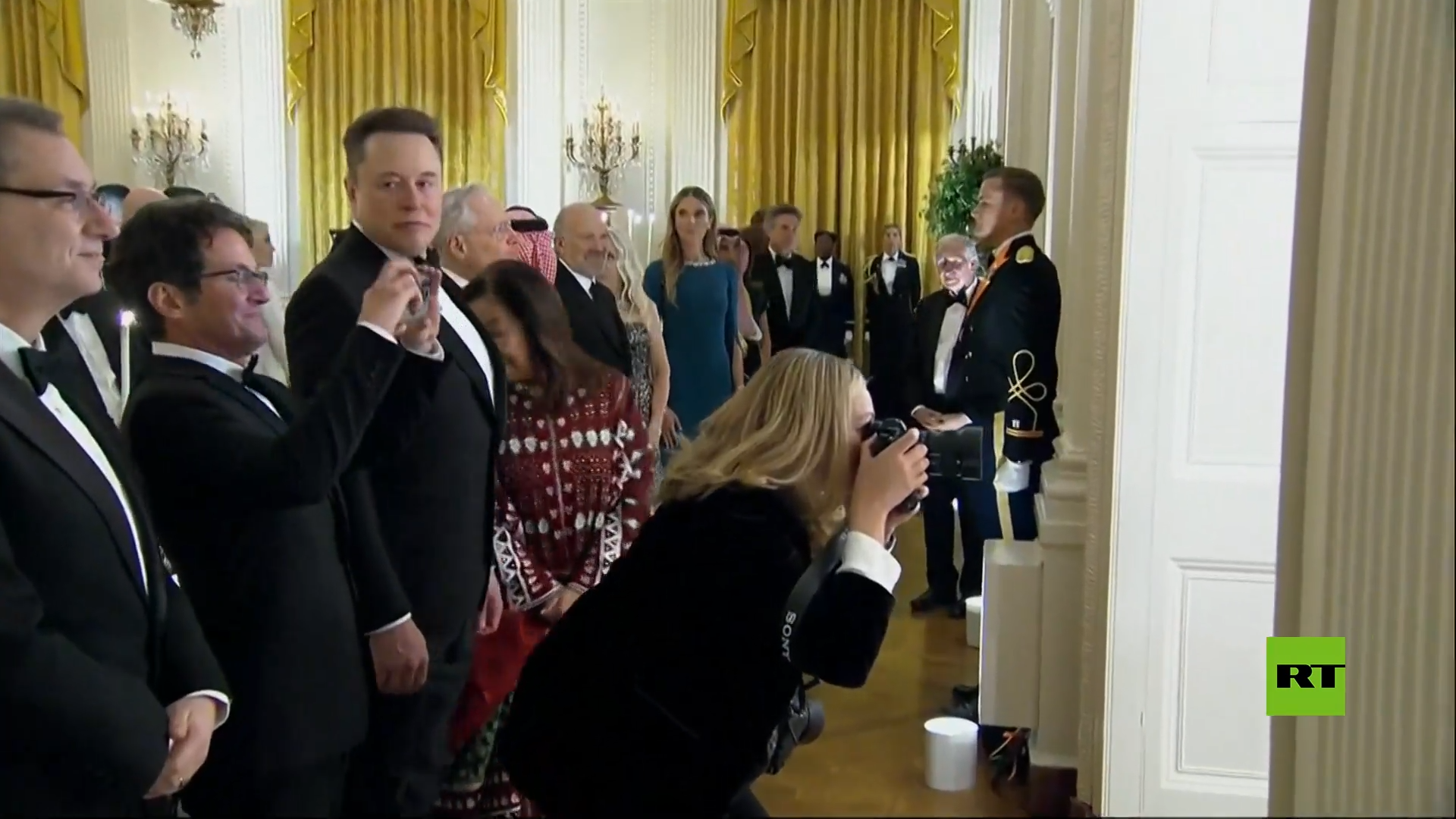 شاهد.. تصرف مفاجئ من ترامب تجاه إيلون ماسك أثناء عشاء على شرف ولي العهد السعودي يثير تفاعلا