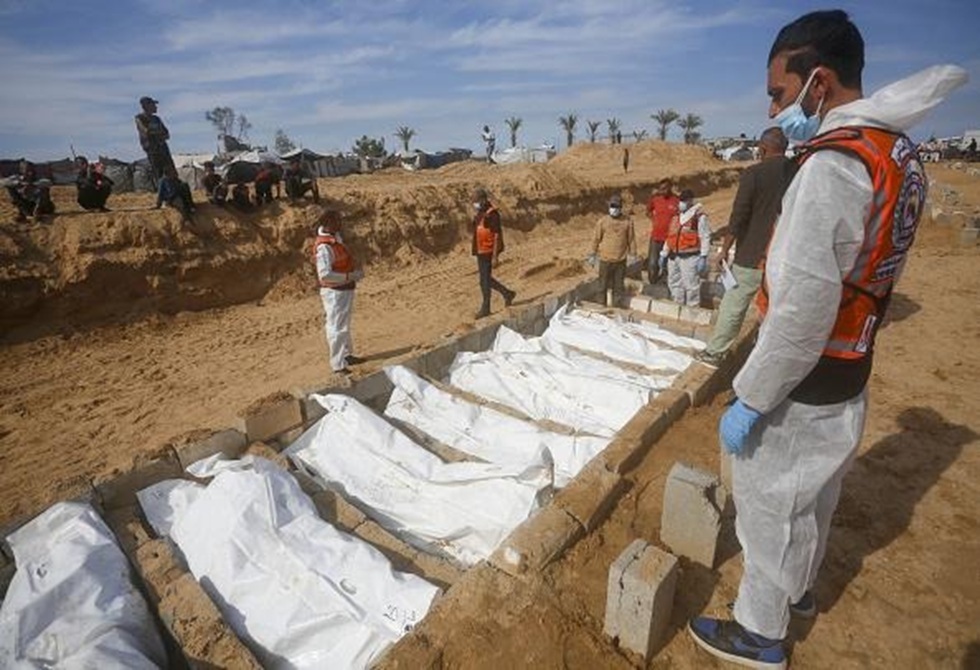 عشرات القتلى والمصابين في سلسلة غارات إسرائيلية على قطاع غزة