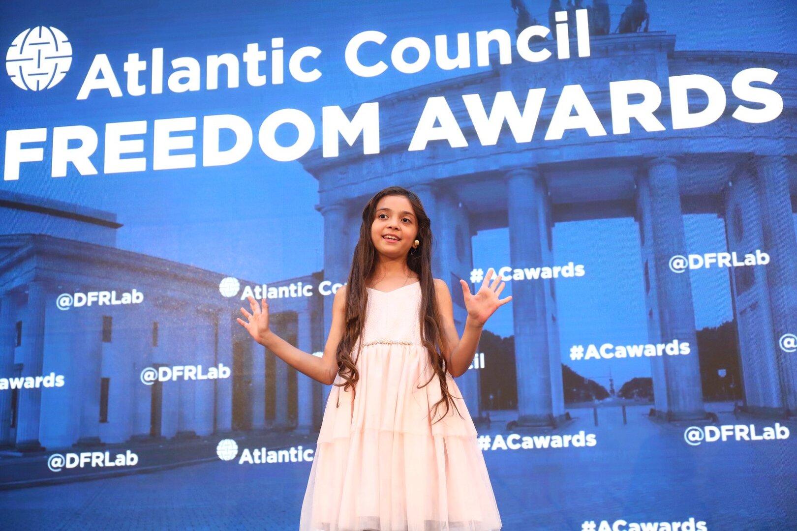 "أيقونة حلب".. الطفلة السورية بانة العبد مرشحة لجائزة السلام الدولية