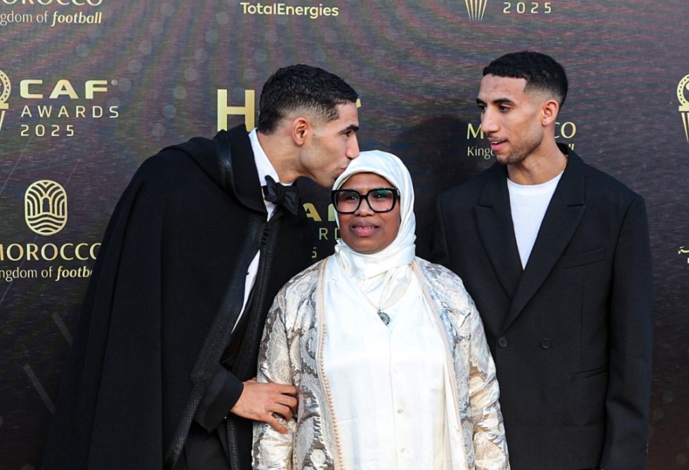 شاهد.. أشرف حكيمي يصل إلى حفل جوائز الكاف على "سكوتر" مع والدته