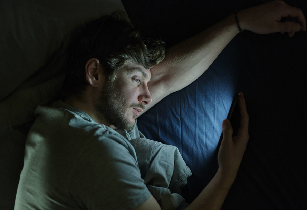 نتائج مقلقة.. تأثير تصفّح الهاتف ليلا على الأفكار الانتحارية