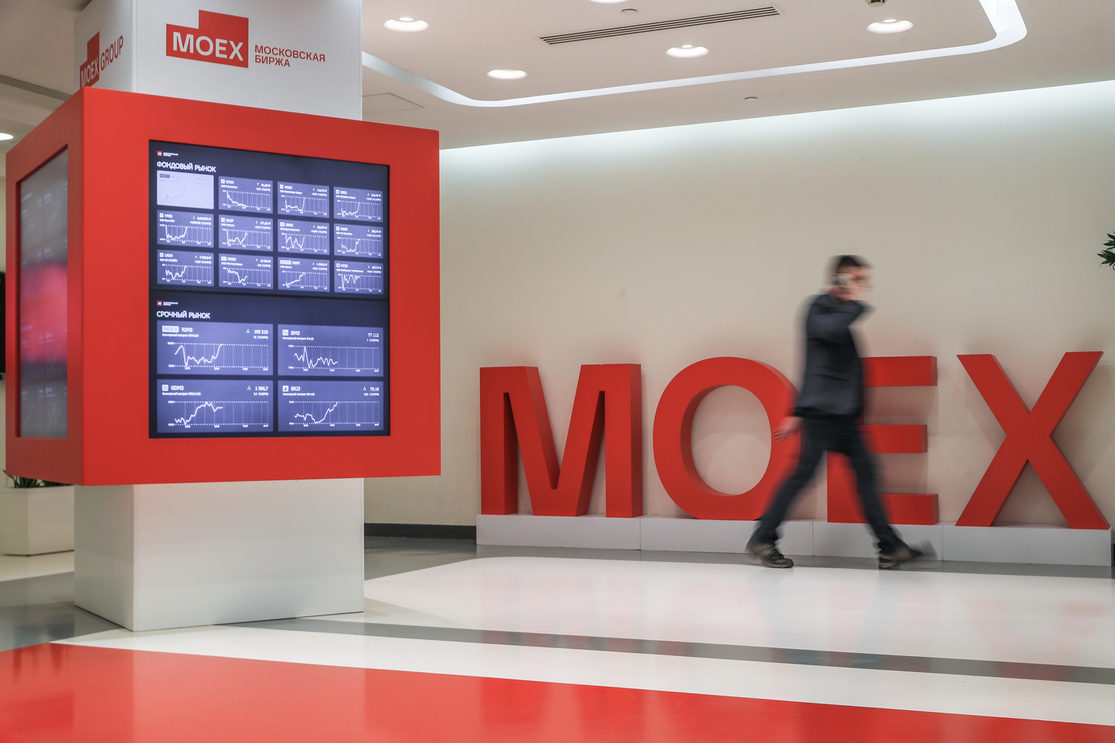 ارتفاع الروبل وبورصة موسكو متفائلين باحتمال التسوية في أوكرانيا