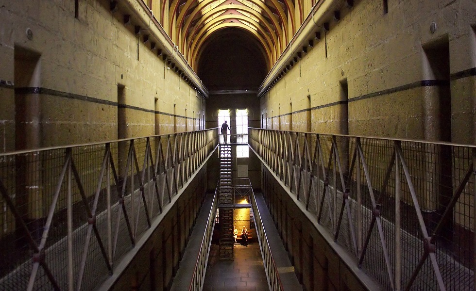 بعد انتحار مراهق أستراليا تبني سجنا عالميا للأحداث