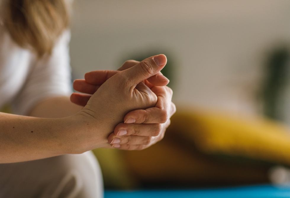 حقيقة العلاقة بين طقطقة الأصابع والتهاب المفاصل