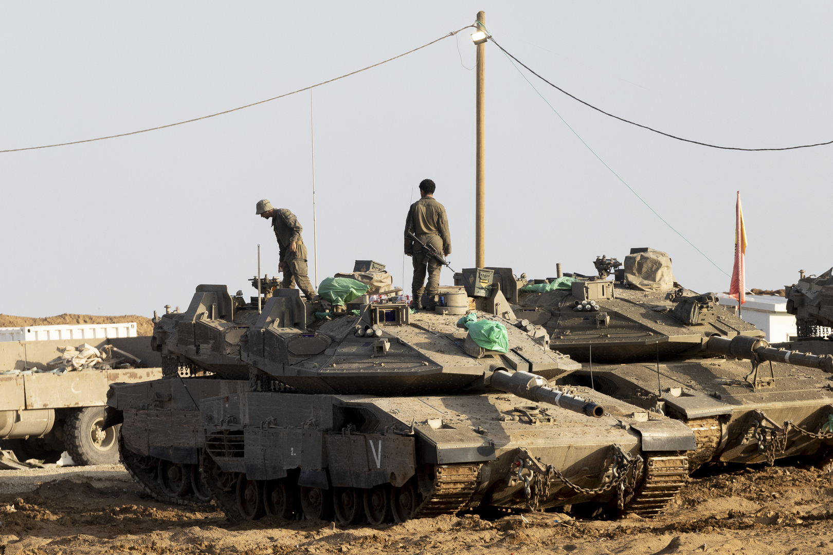 الجيش الإسرائيلي يعلن قتل واعتقال مقاتلين فلسطينيين خلف الخط الأصفر شرقي رفح (فيديو)