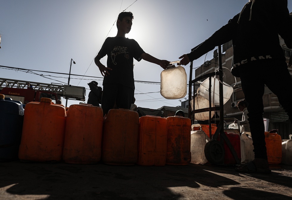 "أطباء بلا حدود" تحذر من انهيار الوضع الإنساني في غزة رغم وقف إطلاق النار