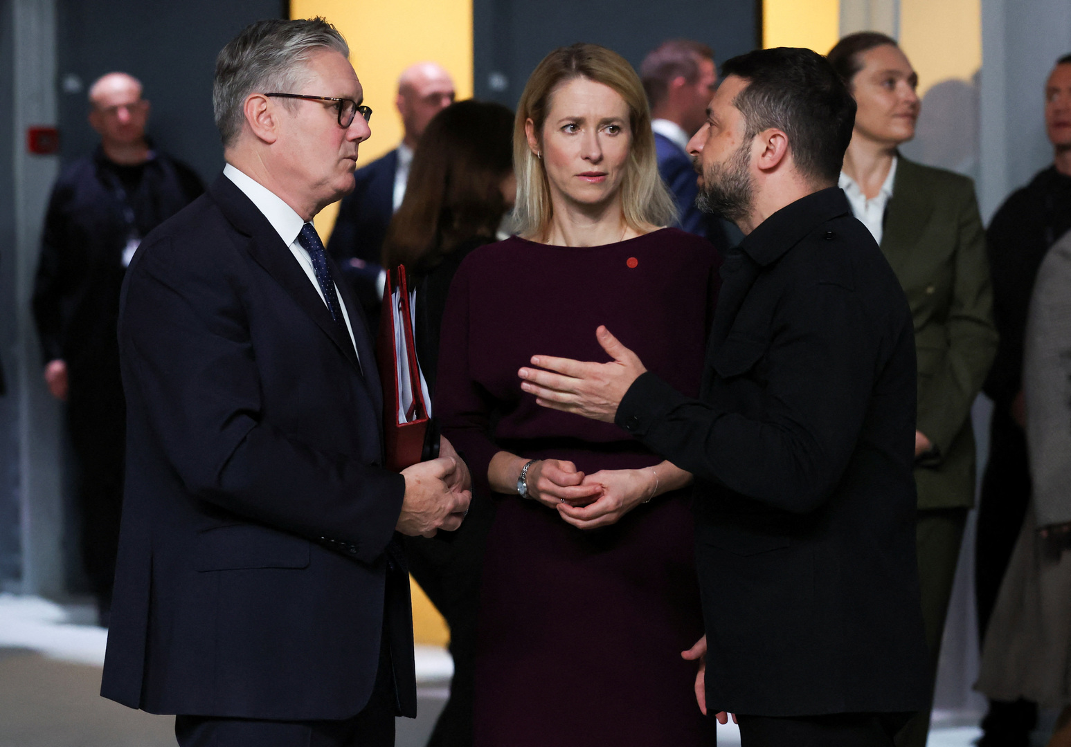 مصادر تكشف عن اجتماع طارئ لممثلي الاتحاد الأوروبي والولايات المتحدة وأوكرانيا لمناقشة خطة السلام