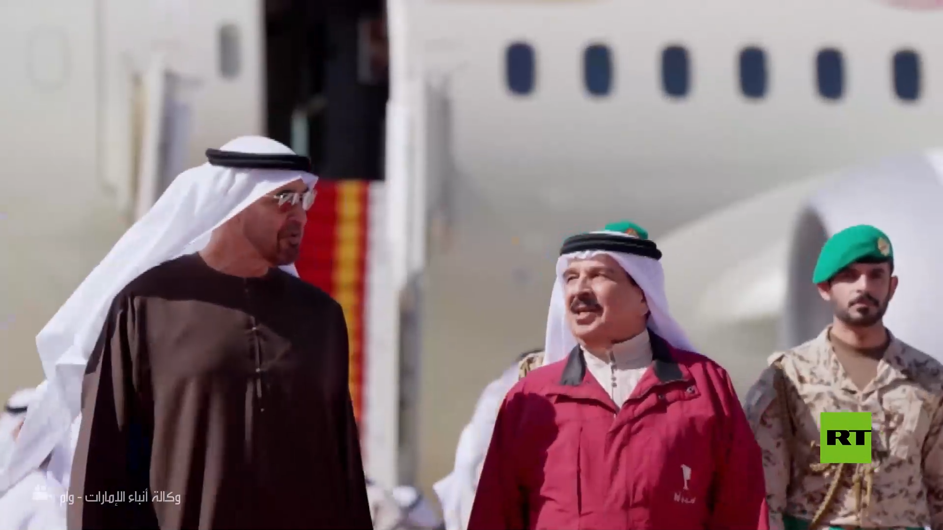 ملك البحرين يستقبل رئيس الإمارات في مطار قاعدة الصخير الجوية