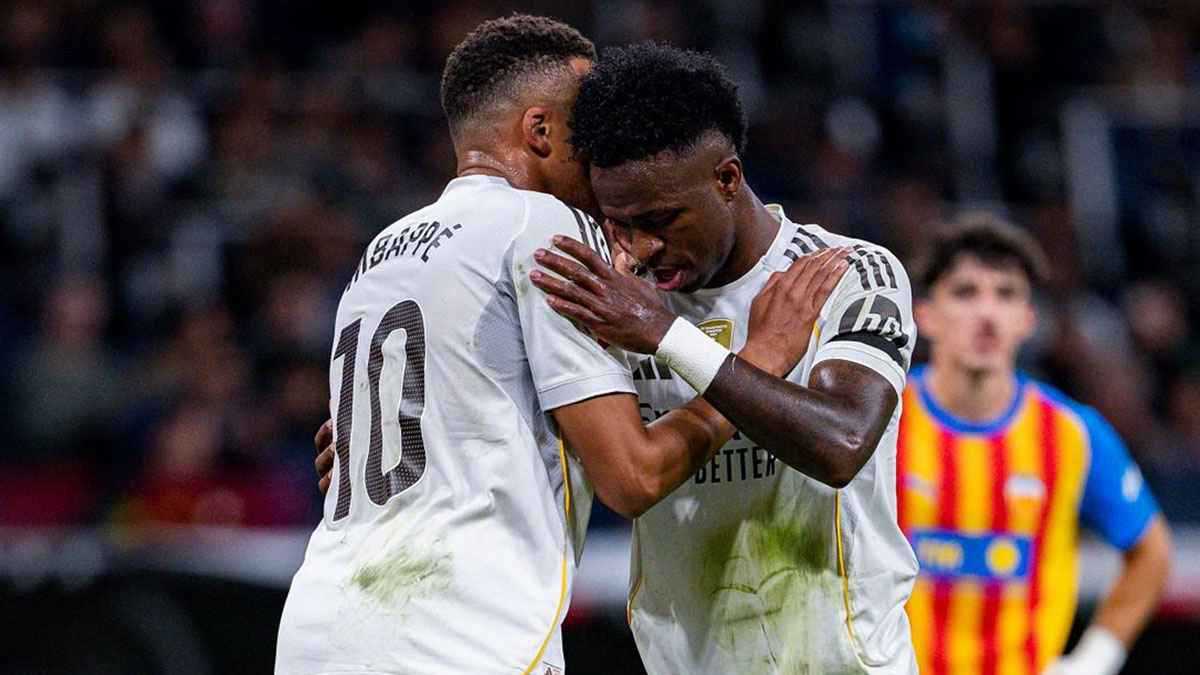 فيديو يكتسح مواقع التواصل.. مبابي يستفز فينيسيوس برقصة "السامبا" الشهيرة