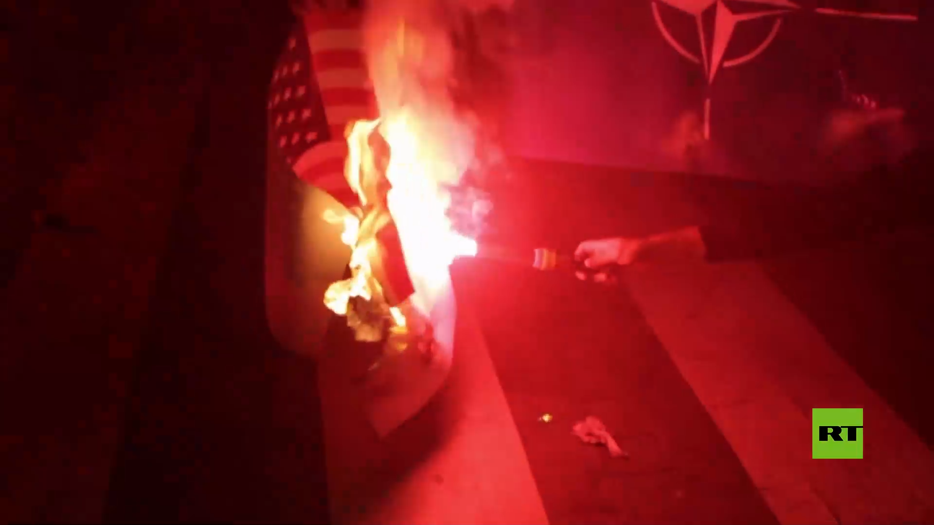 مدريد.. متظاهرون يحرقون العلمين الأمريكي والإسرائيلي ويردون هتافات مؤيدة لفلسطين