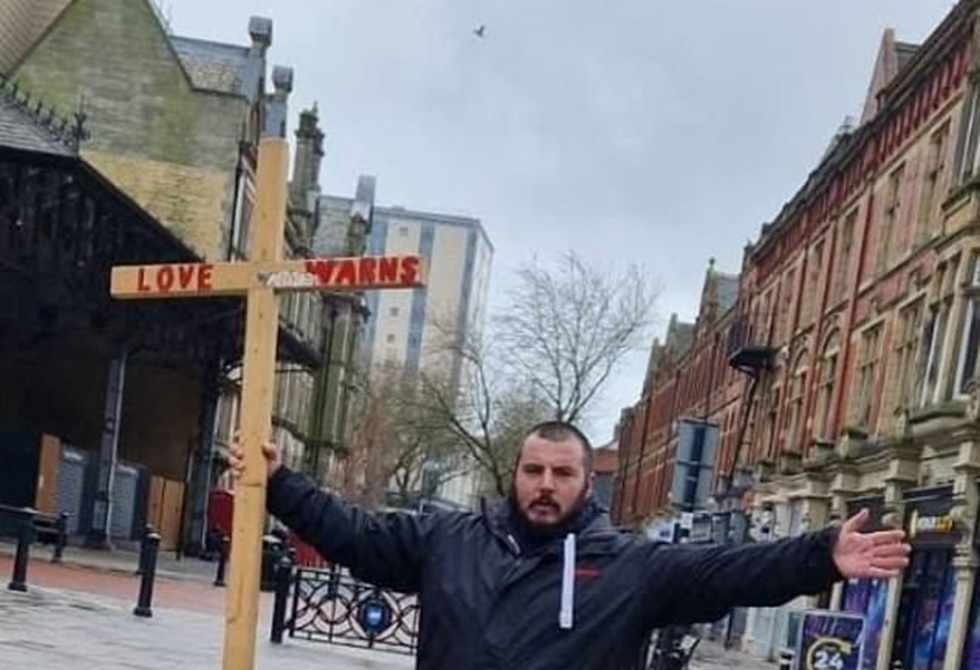 واعظ مسيحي يعتزم مقاضاة الشرطة بعد اعتقاله 16 مرة بسبب المتظاهرين المسلمين مع فلسطين