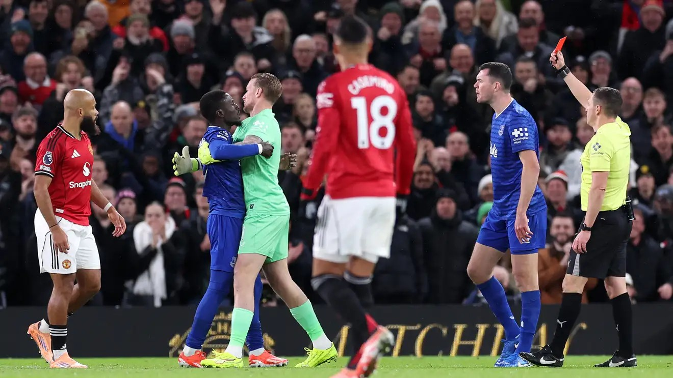 بعد الطرد التاريخي.. أول تعليق من نجم إيفرتون على اشتباكه مع زميله (فيديو- صورة)