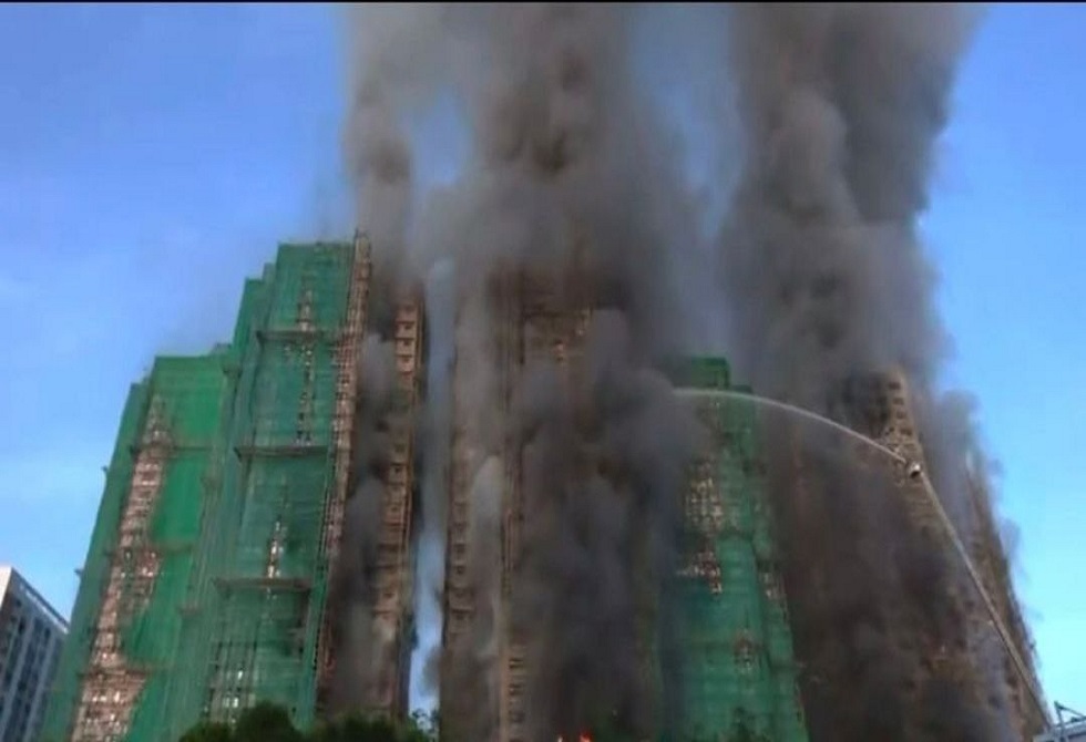 ارتفاع حصيلة ضحايا حريق المجمع السكني في هونغ كونغ إلى 13 قتيلا و22 مصابا (فيديوهات)