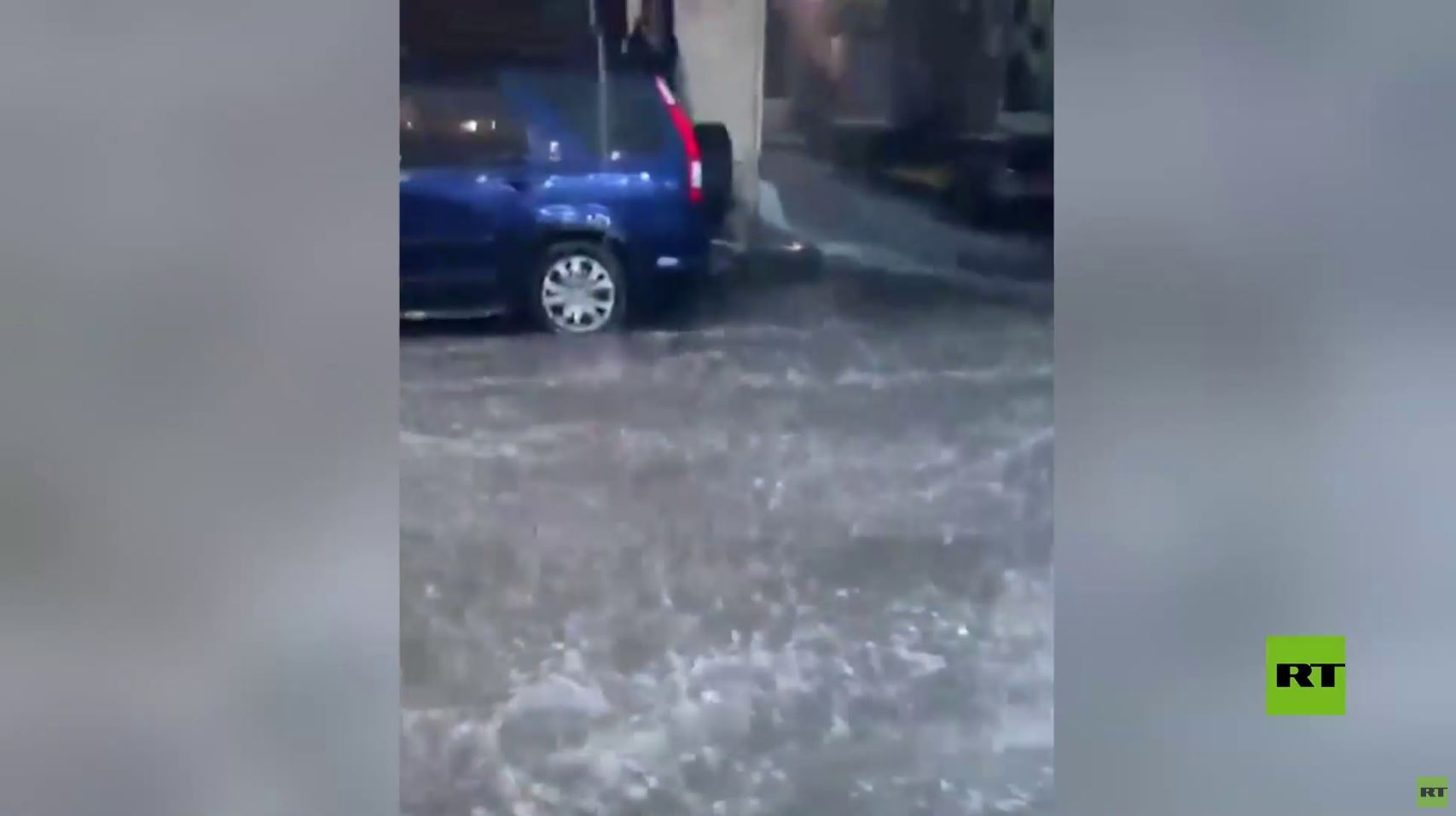 لبنان.. الأمطار الغزيرة والسيول تغمر شوارع بيروت