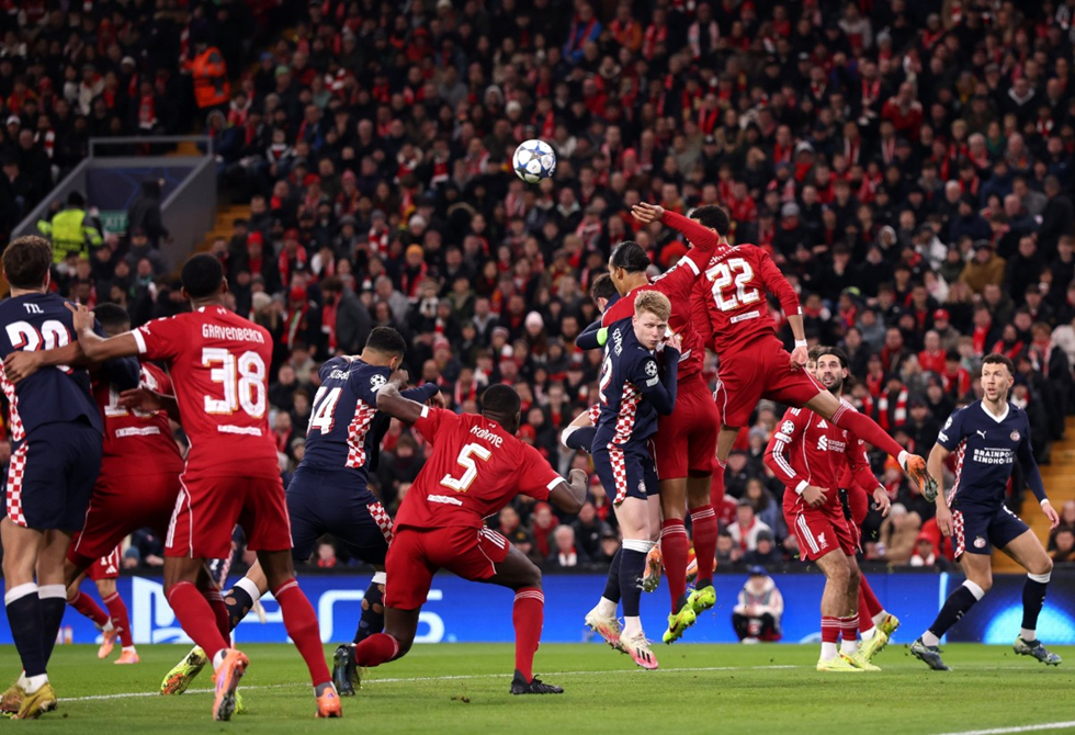 لقطة غريبة في مباراة ليفربول.. فان دايك يمنح أيندهوفن ركلة جزاء "مجانية" (فيديو)