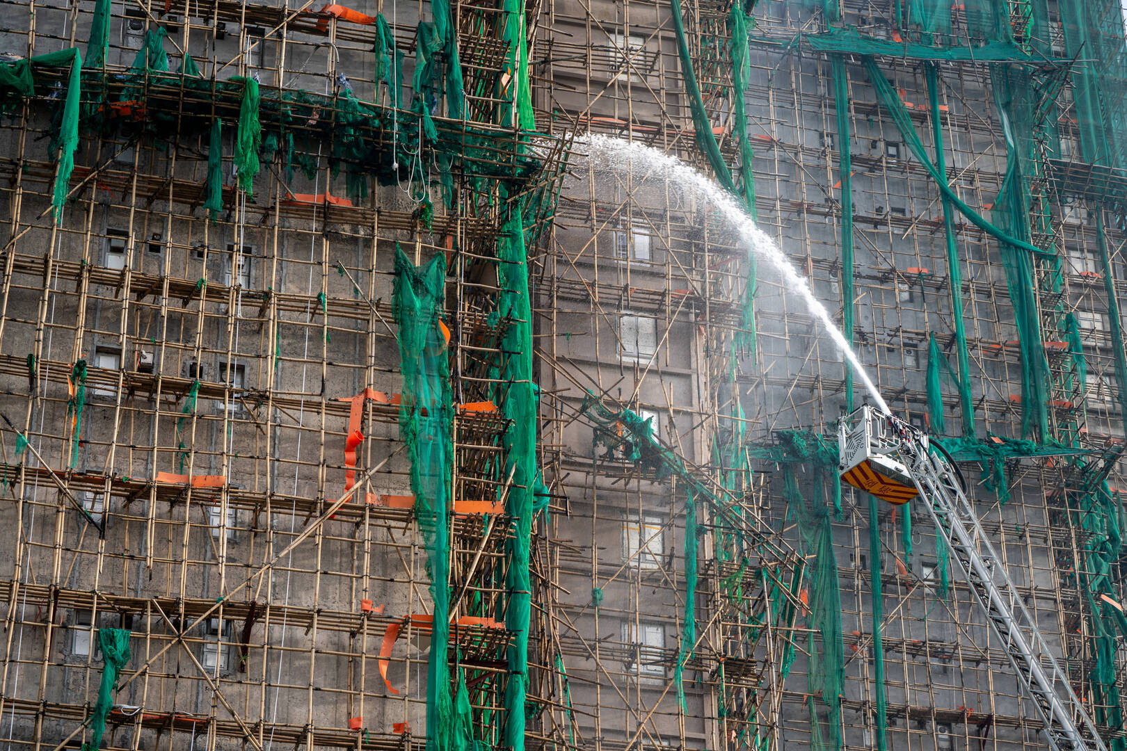 هونغ كونغ: ارتفاع عدد ضحايا حريق المجمع السكني إلى 94 قتيلا