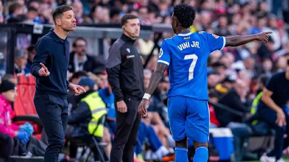 لقطة استثنائية بين تشابي ألونسو وفينيسوس بعد مواجهة أولمبياكوس تنهي الجدل (فيديو)