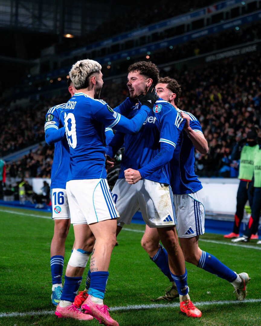 في فرنسا.. ملعب مصمم من حطام الطائرات يخطف الأنظار (صور)