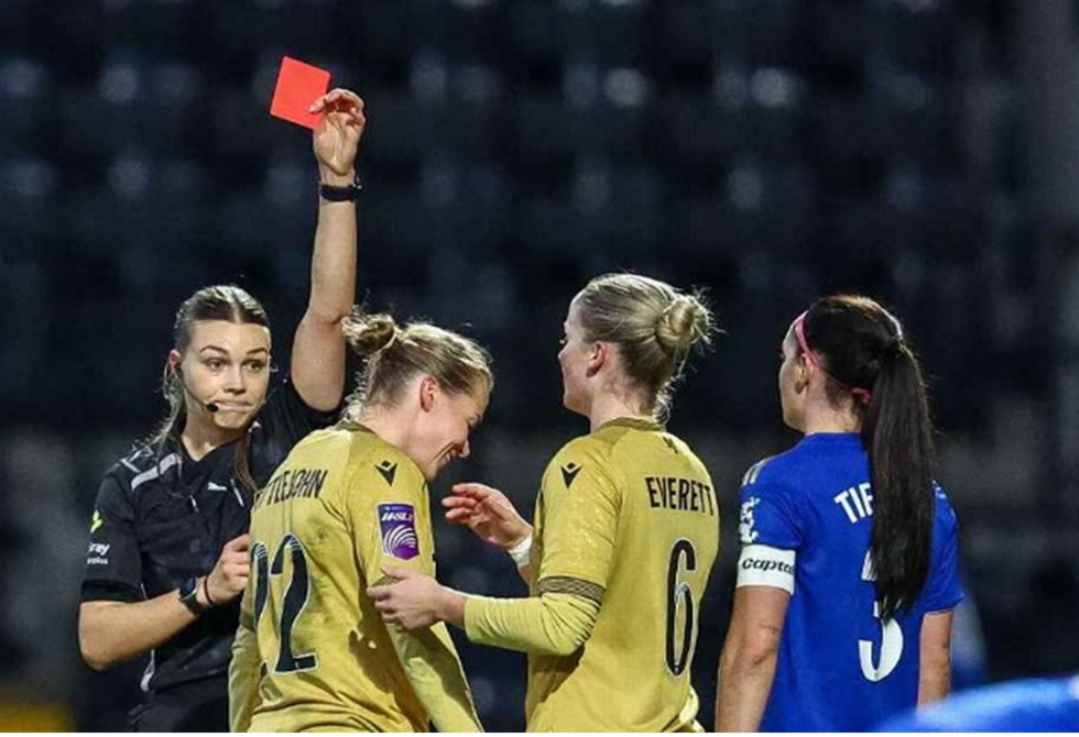 على طريقة المصارعين.. لاعبة تخنق منافستها وتطرحها أرضا خلال مباراة بكأس الرابطة الإنجليزية (فيديو)