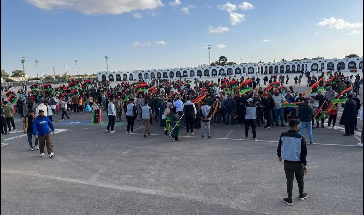 آلاف الليبيين يتظاهرون في بنغازي ومدن أخرى للمطالبة بإجراء الانتخابات فورا
