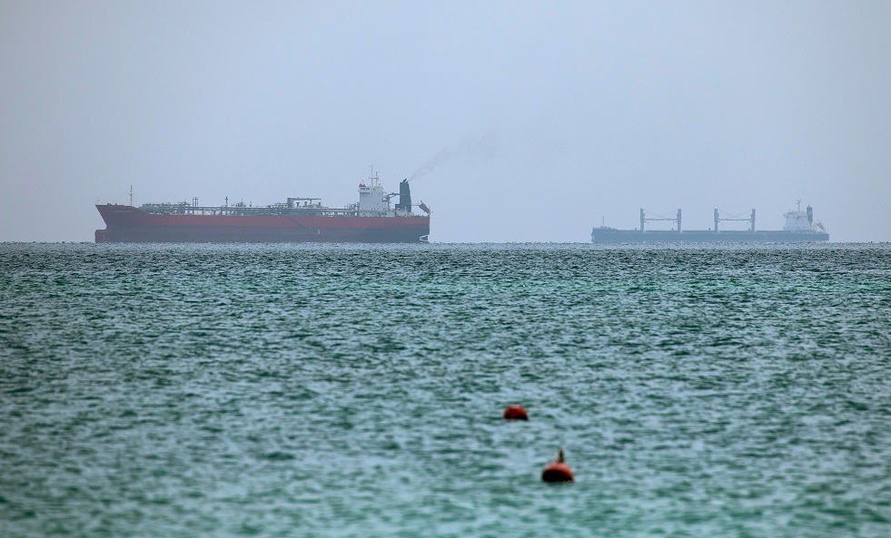 مصدر يؤكد عدم وجود أي روسي بين طاقم الناقلة المشتعلة في البحر الأسود