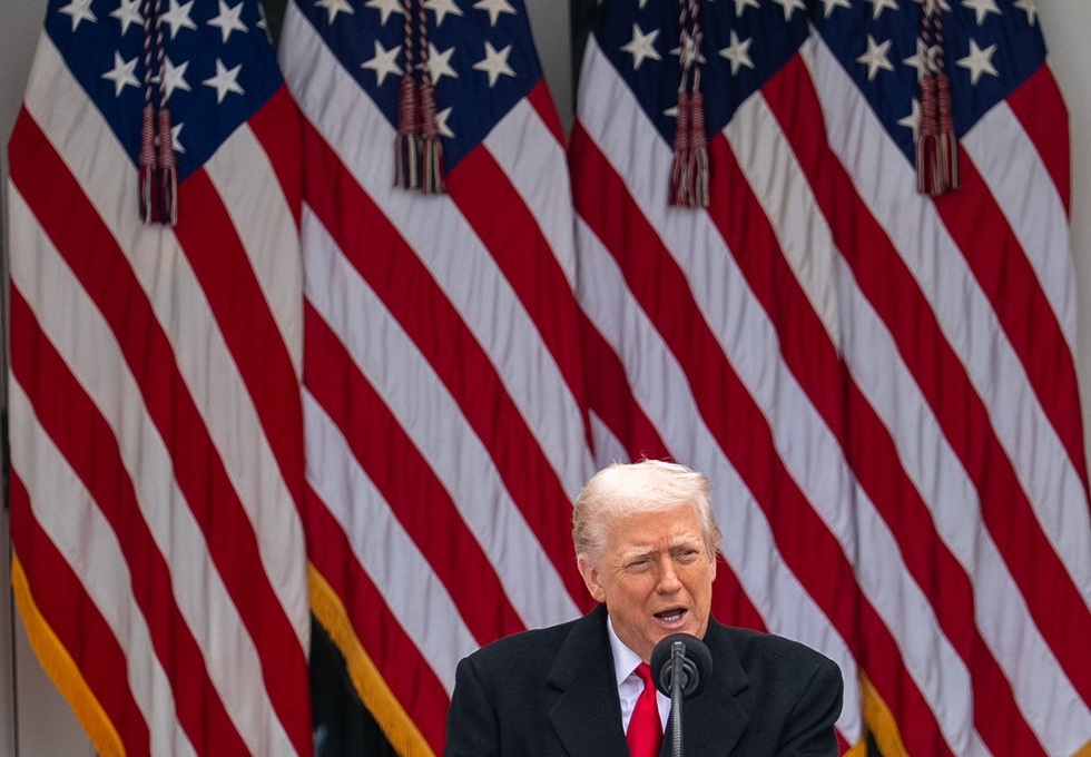 ترامب يدعم عصفورة للإطاحة بـ"نصر الله" (صور)