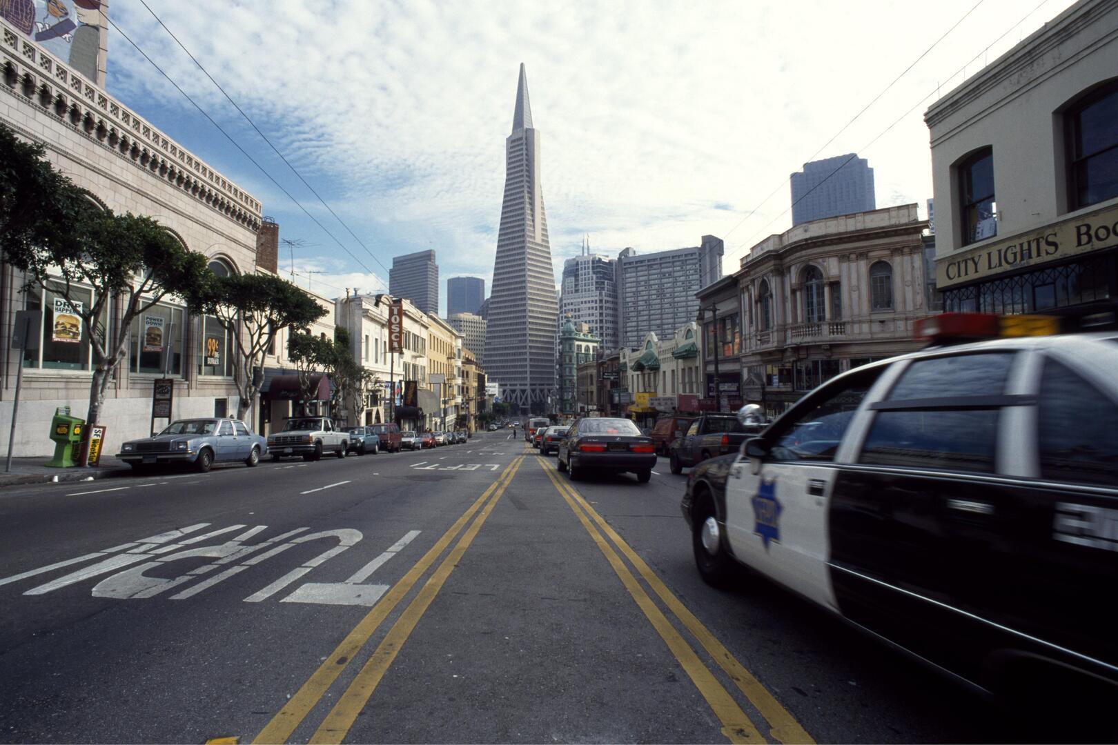 إصابة شخصين على الأقل بطلقات نارية في مركز تسوق في كاليفورنيا