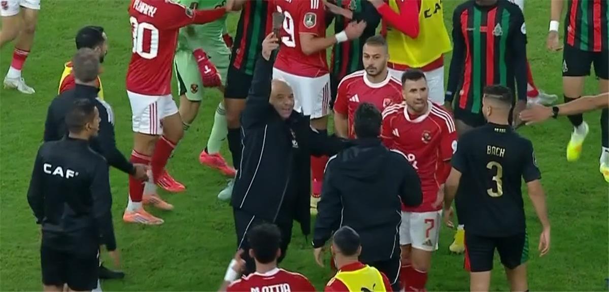 اشتباكات بين لاعبي الأهلي المصري والجيش الملكي في دوري أبطال إفريقيا (فيديو - صور)