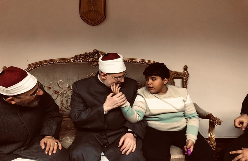 "متلازمة العبقري".. طفل مصري من ذوي الإعاقة يبهر لجنة التحكيم