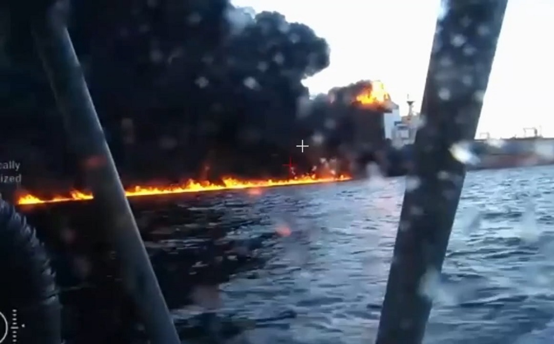 "عملية للمخابرات والبحرية الأوكرانيتين".. نشر فيديو لاستهداف ناقلتي نفط بزوارق مسيرة في البحر الأسود