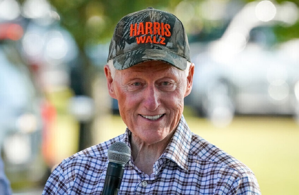 سافر 26 مرة على متن طائرة الملياردير الخاصة بيل كلينتون في عين العاصفة بفضيحة إبستين الجنسية