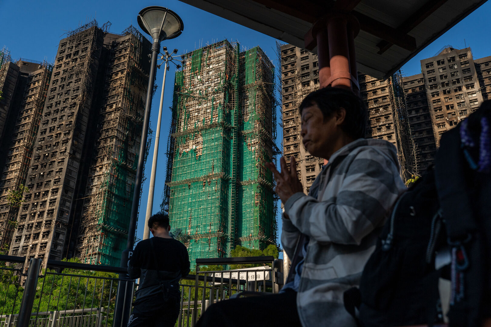 أسوأ حريق في هونغ كونغ منذ عقود يكشف ثغرات خطيرة في السلامة والبناء