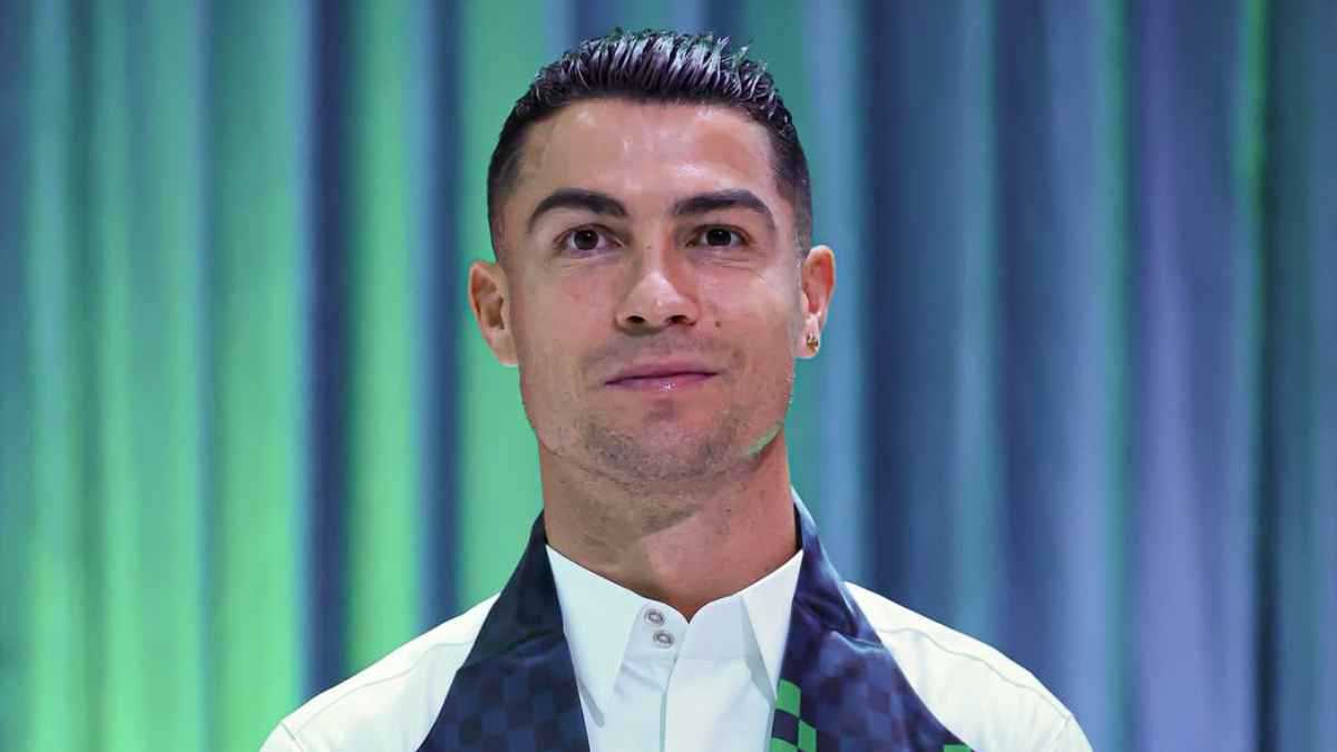 توزيع مياه كريستيانو رونالدو في مساجد جدة (فيديو)