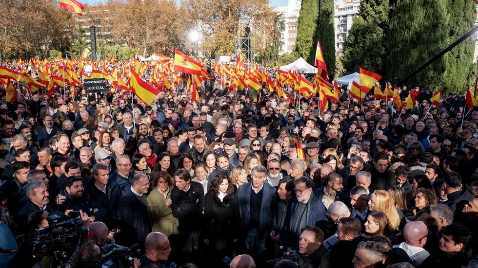 آلاف الإسبان يحتجون في مدريد للمطالبة باستقالة الحكومة وإجراء انتخابات فورية