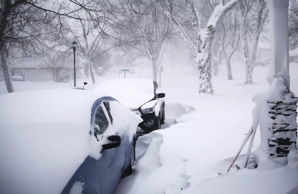 عواصف ثلجية تقطع تيار الكهرباء في ويسكونسن وتلغي مئات الرحلات الجوية في شيكاغو
