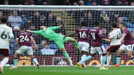أرسنال يتخطى بيرنلي ويعزز صدارته للدوري الإنجليزي الممتاز