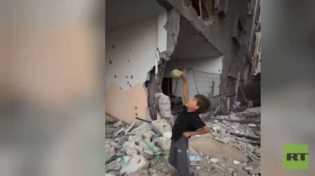 غزة.. فرحة غامرة لطفل فلسطيني