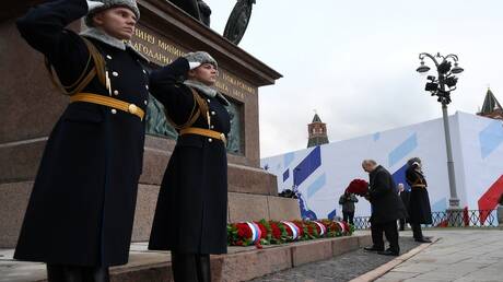 إحياء ليوم الوحدة الوطنية.. بوتين يضع الزهور على النصب التذكاري لمينين وبوجارسكي () إحياء ليوم الوحدة الوطنية.. بوتين يضع الزهور على النصب التذكاري لمينين وبوجارسكي ()