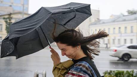 قناة: استخدام سماعة أذن واحدة فقط أمر ضار جدا بالسمع 