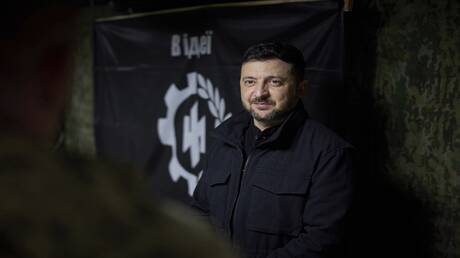 أستاذ نرويجي يعلق على تكريم زيلينسكي لجنود يحمل زيهم شعارا نازيا (صور)