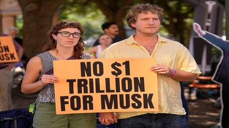 مستثمرو "تسلا" يمنحون إيلون ماسك حزمة تعويضات تاريخية بتريليون دولار