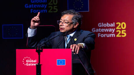  الرئيس الكولومبي يحذر ترامب وروبيو من "إيقاظ النمر" 