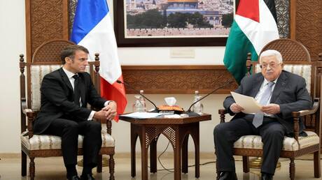 الرئيس الفرنسي يستقبل محمود عباس في باريس غدا 