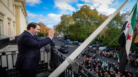الشيباني يرفع العلم السوري فوق السفارة السورية في لندن (فيديو)