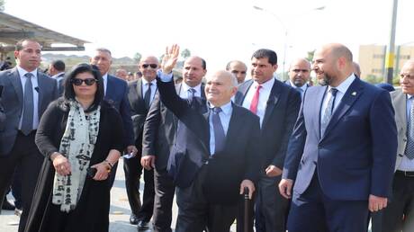 لحظة إنسانية للأمير الحسن مع طالب تثير الإعجاب (فيديو)