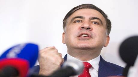 رئيس جورجيا السابق يطالب زيلينسكي بإدراجه في تبادل الأسرى مع روسيا